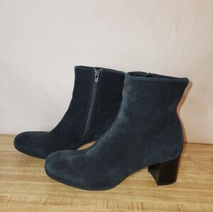 LA CANADIENNE Janella Suede Block-Heel Bootie, Black, size 7M